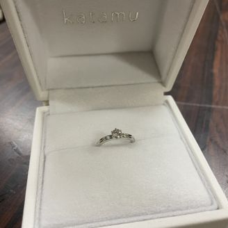 【Katamu(カタム)】の口コミ 華奢で繊細なデザインがとても上品で、どんな服装にも合わせやすいです。石...