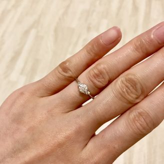 【MAGGIORE(マジョーレ)】の口コミ デザインは、メインのダイヤの両サイドに、小さなメレダイヤのあるリングが...