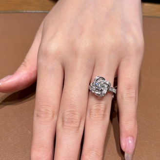 【ブシュロン(BOUCHERON)】の口コミ お花が好きで、中でも芍薬が特に好きだったので、ブシュロンのピヴォワンヌ...