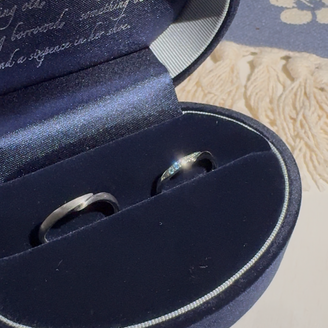 【Something Blue(サムシングブルー)】の口コミ カーブラインが入っていて、ダイヤモンドをブルーダイヤモンドに変更するこ...