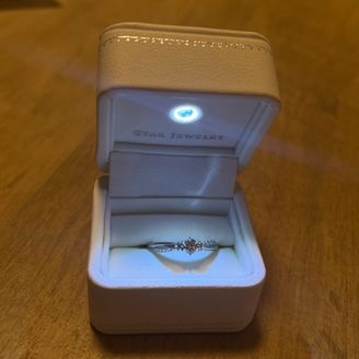 【STAR JEWELRY(スタージュエリー)】の口コミ 指輪のデザインは中央に大きめのダイヤがついている一般的な婚約指輪かと思...