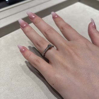 【ブシュロン(BOUCHERON)】の口コミ ブシュロンの中でThe婚約指輪の商品です。ですが、デザインへの拘りがと...
