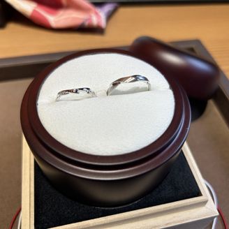 【萬時(Manji)】の口コミ 婚約指輪と結婚指輪の重ね付けがおすすめです。
2種類の指輪が綺麗に合う...