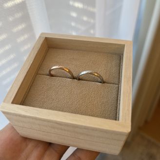 【YUKA HOJO(ユカホウジョウ)】の口コミ 男→プラチナ、女→ピンクゴールド
くすみ加工+細かいデザインが素敵です...