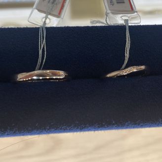 【Galopine & Galopin(ガロピーネガロパン)】の口コミ シンプルで柔らかなS字のラインが優しい印象を与えてくれて、指をキレイに...