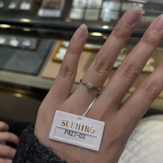 【SUEHIRO(スエヒロ)】の口コミ 他の人とかぶらないデザインを探していたため、個性的でおしゃれなアシンメ...