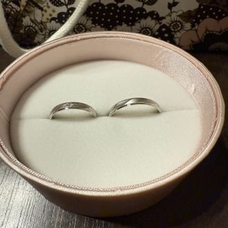 【insembre(インセンブレ)】の口コミ 派手すぎずシンプルデザイン。
価格は安くもなく高くもなくいい値段なのか...