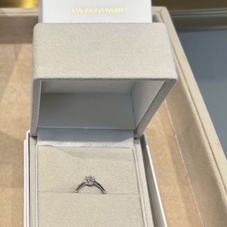 【MAGNOLIA WHITE JEWELRY(マグノリアホワイトジュエリー)】の口コミ 中央のダイヤモンドには大きな一粒ダイヤがのっていて、キラキラしていて素...