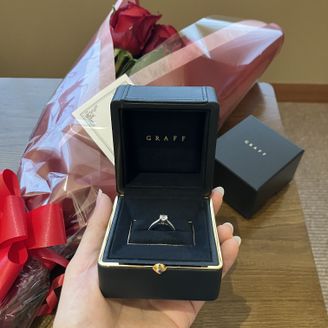 【グラフ(GRAFF)】の口コミ 中央に存在感のある大粒のダイヤモンドがあり、周りに配置された小さなダイ...