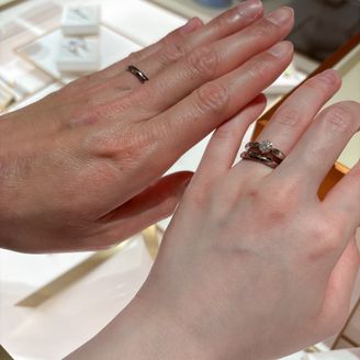 【ブルガリ(BVLGARI)】の口コミ 結婚指輪は中心部分が山形に高いデザインでした。シンプルで洗練されてはい...