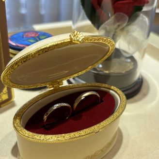 【Beauty and the Beast(ディズニー美女と野獣)】の口コミ シルバーとゴールドが上下分かれている為、
ひっくり返して指輪を着用する...