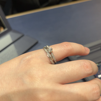 【ROYAL ASSCHER(ロイヤル・アッシャー)】の口コミ ストレートの指輪で気になったものを出していただきました。エタニティのよ...