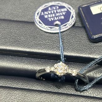 【ROYAL ASSCHER(ロイヤル・アッシャー)】の口コミ 中央のダイヤモンドが目立ち、飽きなのこないオーソドックスなデザインを探...