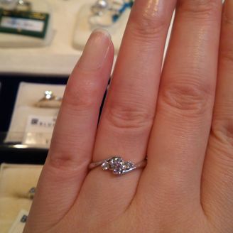 【ブルーリバー(BLUERIVER)】の口コミ 婚約指輪にあまり高い費用をかけられないため、石の大きさにはこだわらず小...