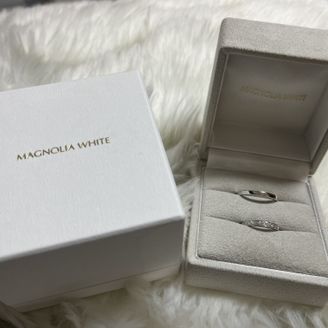 【MAGNOLIA WHITE JEWELRY(マグノリアホワイトジュエリー)】の口コミ つけ心地がよくダイヤモンドの輝きもとても素敵でした。
シンプルだけど華...