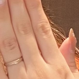 【NEUSPUR(ノイシュプール)】の口コミ シンプルで肌馴染みがよくどんな場面でも使いやすいデザインです。。
シン...