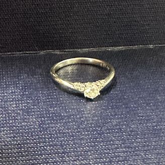 【モニッケンダム(MONNICKENDAM)】の口コミ V字のラインで指が細く綺麗に見えると思います。
また、他のデザインと比...