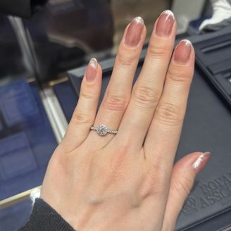 【ROYAL ASSCHER(ロイヤル・アッシャー)】の口コミ 他ブランドで見たセンターダイヤに取り巻きのあるこのデザインに惚れたため...