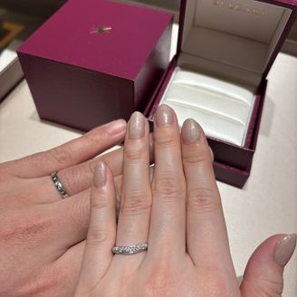 【ブルガリ(BVLGARI)】の口コミ V字、ハーフエタニティにて探していましてこちらの指輪に出会いました。ネ...