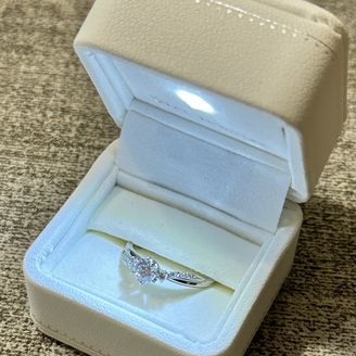 【STAR JEWELRY(スタージュエリー)】の口コミ 真ん中に輝くダイヤと、斜めのライン上に小さなダイヤが配置されている構図...