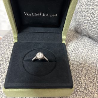 【ヴァン クリーフ＆アーペル(Van Cleef & Arpels)】の口コミ 0.3ct.ですが、周りにもダイヤがあるため大きく見えます。小さなダイ...