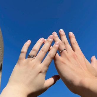 【COLANY(コラニー)】の口コミ 指輪のデザインはシンプルではありますが、ウェーブがかかっています。光の...