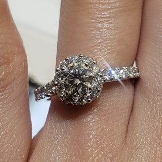 【グラフ(GRAFF)】の口コミ 沢山のダイヤモンドが石爪からはみ出す、溢れるようなデザイン。アームもほ...