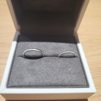 【ECRIN(エクラン)】の口コミ ほかの指輪ではあまり見ないデザインで、女性用だけダイヤがついていたりせ...