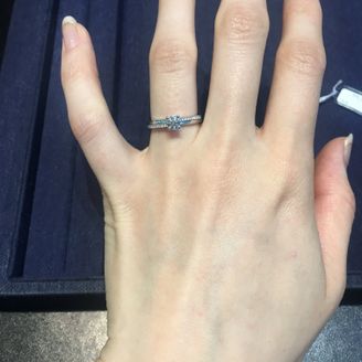 【デビアス(DE BEERS)】の口コミ 上下にパヴェがセッティングされた都会的なデザインです。またダイヤの高さ...