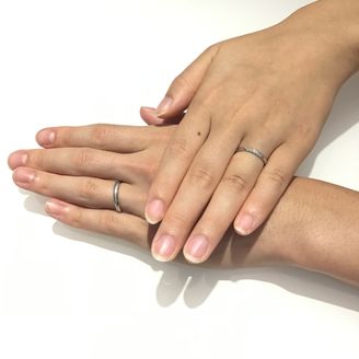 【AFFLUX(アフラックス)】の口コミ 女性用は、ダイヤが7つ入っており、シンプルでありながらデザインがいい。...