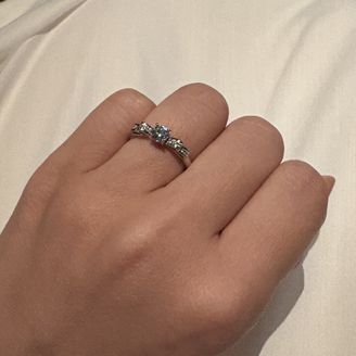 【LOVE NOTES】の口コミ 珍しい立体感のあるリボンのデザインに一目惚れしました。華やかさ、ファッ...