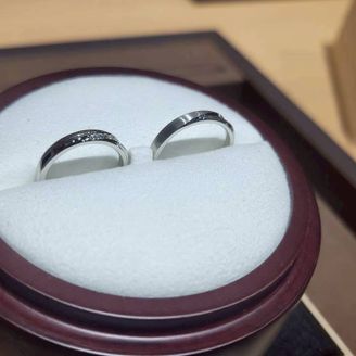 【萬時(Manji)】の口コミ 婚約指輪は既に持っていたので、重ね付けして見栄えが良いものを、スタッフ...