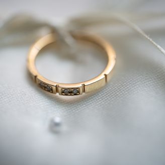 【GRUNBERGER JEWELS(グランバーガージュエルズ)】の口コミ アンティークな感じが好きで一目惚れして購入しました。
光に当たると一層...