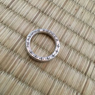 【Chrome Hearts(クロムハーツ)】の口コミ 周りで他の人があまりつけていない指輪ということもあり、
すごくシンプル...