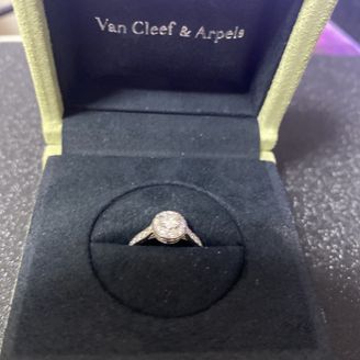 【ヴァン クリーフ＆アーペル(Van Cleef & Arpels)】の口コミ ダイヤの周りにも小さなダイヤがついており、指輪にもダイヤがついているキ...