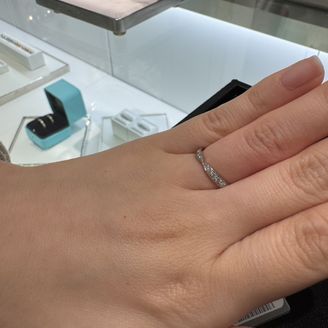 【ティファニー(Tiffany & Co.)】の口コミ ダイヤモンドが輝いていて王道の憧れ結婚指輪という印象です。
リボンのよ...