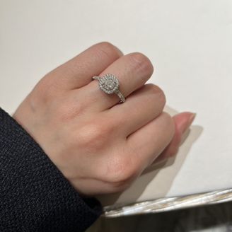 【ティファニー(Tiffany & Co.)】の口コミ 中心の大きなダイヤモンドが非常に目立つ特別感のある婚約指輪です。離れた...