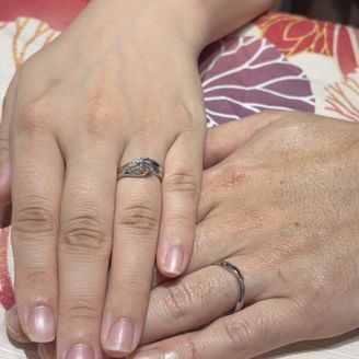 【萬時(Manji)】の口コミ 【指輪のデザイン】婚約指輪は、ダイヤのはめ込み部分がとても繊細に作られ...