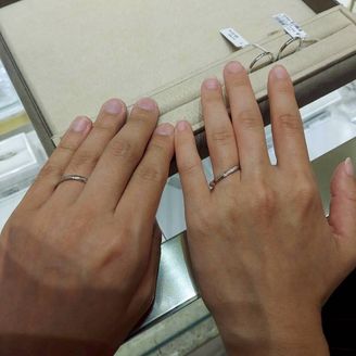 【4℃ BRIDAL(ヨンドシーブライダル)】の口コミ デザインはシンプルで、ダイヤは3つついており、色はシルバーで普段使いし...