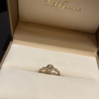 【Stel Giurare(ステルジュラーレ)】の口コミ 実物を見た時に一目惚れする可愛さです。中央で一際輝くダイヤモンドが映え...