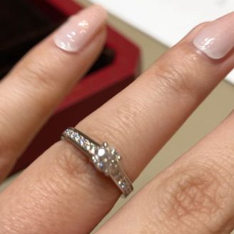 【カルティエ(Cartier)】の口コミ ダイヤモンドの輝きが他と比べて一際美しく素材も高品質で安心して長く使え...