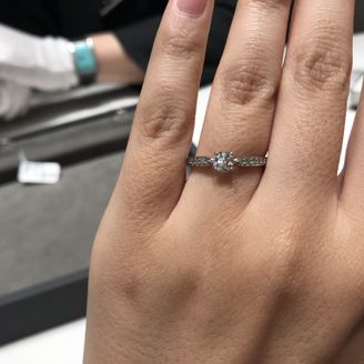 【ティファニー(Tiffany & Co.)】の口コミ シンプルなのに上品で華やかさもあり、どんなシーンでも身につけやすいのが...