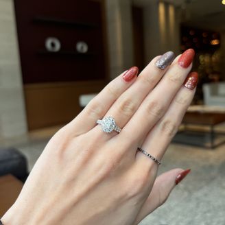 【グラフ(GRAFF)】の口コミ オーバルカットは指をすらっと美しく見せてくれる効果があり、女性らしい柔...