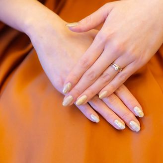 【ティファニー(Tiffany & Co.)】の口コミ プラチナ素材にキラッと輝くダイヤがお気に入りです。
結婚指輪と重ね付け...