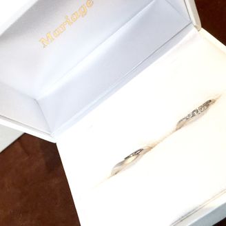 【Quand de Mariage(クワンドゥマリアージュ)】の口コミ 細身で緩やかなカーブがあるデザインなので、指を細く長く見せてくれる所が...