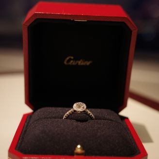 【カルティエ(Cartier)】の口コミ カルティエの指輪は、歴史のあるブランドなだけあって上品で高級感がすごい...