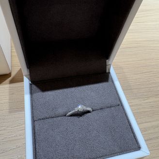 【EITO(エイト)】の口コミ デザインはゴージャスで細かいダイヤが散りばめられてるのが良いなと思った...