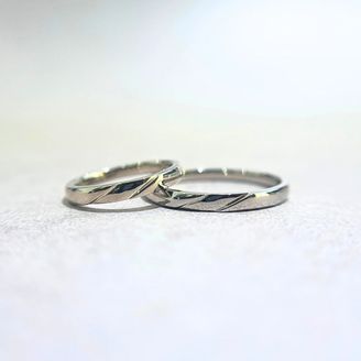 【BELETHE(ベルテ)】の口コミ どの服装にも合うよう太すぎず細すぎず丸みのあるシンプルなデザイン、同じ...