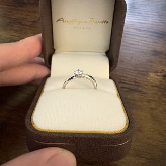 【アンジェリックフォセッテ(Angelique Fossette)】の口コミ とてもきれいなダイヤがインパクトがありおすすめです。正確なカットがされ...