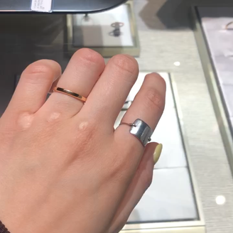 【ヴァン クリーフ＆アーペル(Van Cleef & Arpels)】の口コミ 重ね付けにも合いやすいシンプルなデザインです。また、流行に左右されず、...